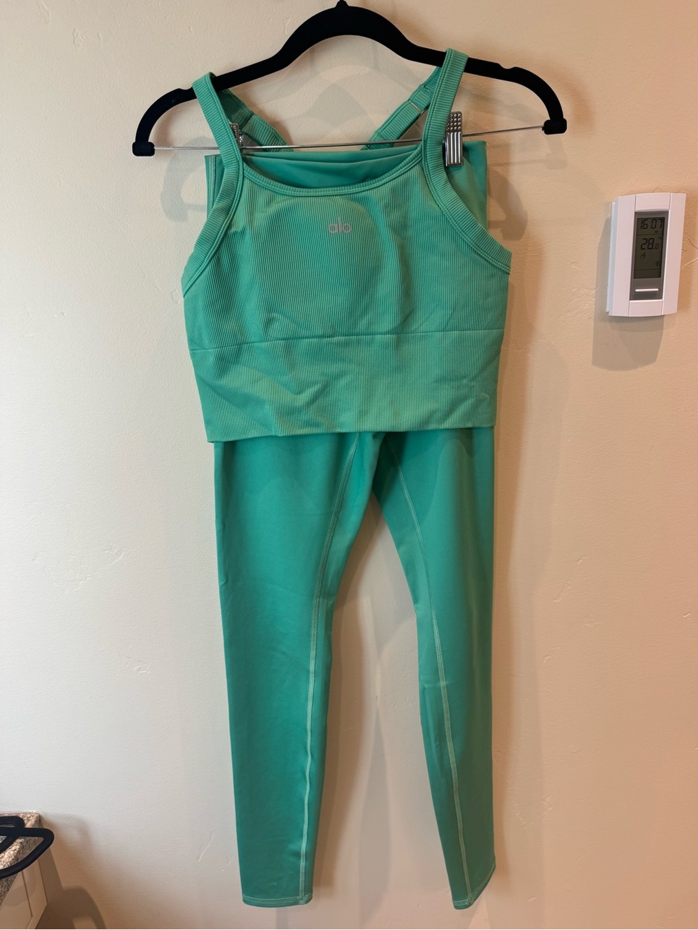 ALO Yoga Mint Green Seamless Active Set - Crop Tank & High-Rise Leggings
